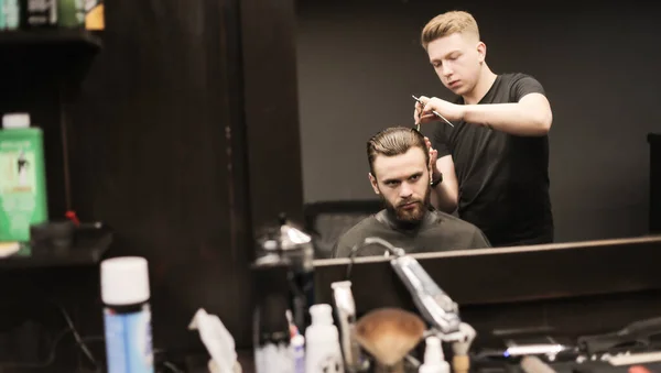 Hairdresser Making Hairstyle His Client Man Barbershop — Stock Photo, Image