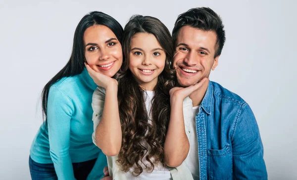 Família Feliz Com Filha Fundo Cinza — Fotografia de Stock