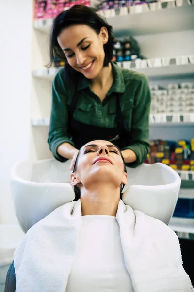 Fryzjer Myje Głowę Swojemu Klientowi Kobieta Salonie Fryzjerskim — Zdjęcie stockowe