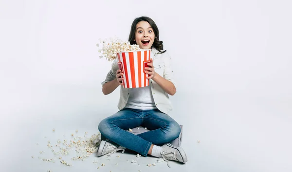 Ragazza Seduta Sul Pavimento Con Popcorn Guardare Film Sfondo Bianco — Foto Stock