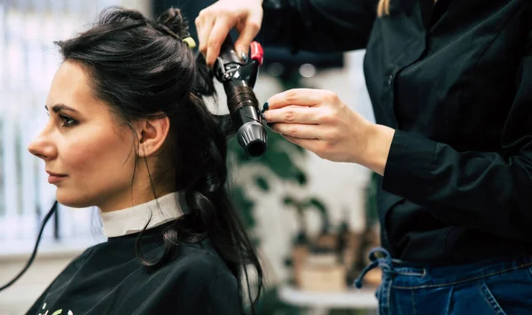 Žena Kadeřnice Dělat Účes Mladé Ženě Salonu Krásy — Stock fotografie