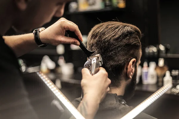 Parrucchiere Facendo Acconciatura Suo Cliente Uomo Barbiere — Foto Stock
