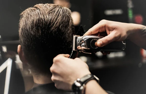 Cabeleireiro Fazendo Penteado Para Seu Cliente Homem Barbearia — Fotografia de Stock