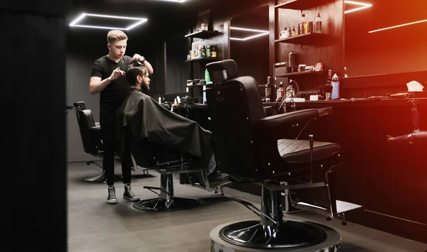 Cabeleireiro Fazendo Penteado Para Seu Cliente Homem Barbearia — Fotografia de Stock