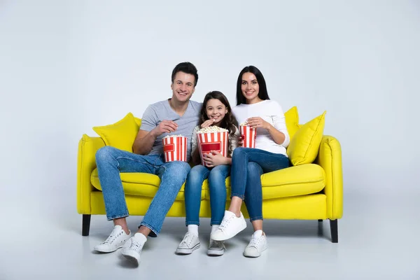 Gelukkig Jong Gezin Kijken Thuis Met Popcorn Zitten Gele Bank — Stockfoto