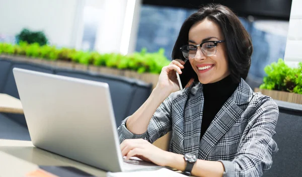 Retrato Una Mujer Negocios Bastante Joven Lugar Trabajo — Foto de Stock