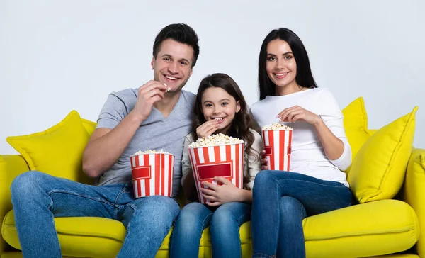 Feliz Jovem Família Assistindo Casa Com Pipocas Sentadas Sofá Amarelo — Fotografia de Stock