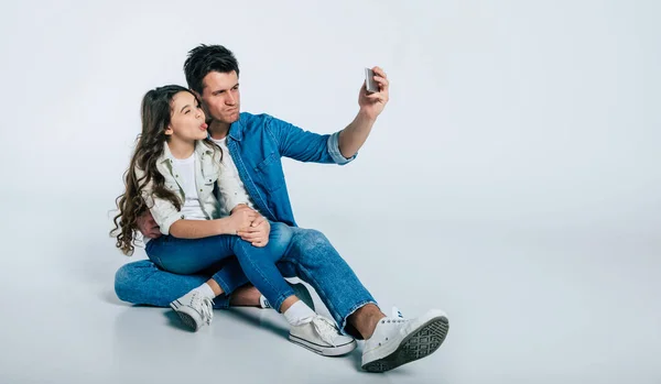 Pai Feliz Filha Tomando Selfie — Fotografia de Stock