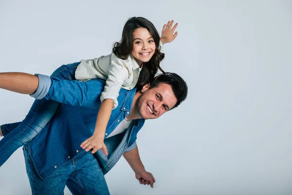 Feliz Pai Filha Abraçando Fundo Branco — Fotografia de Stock
