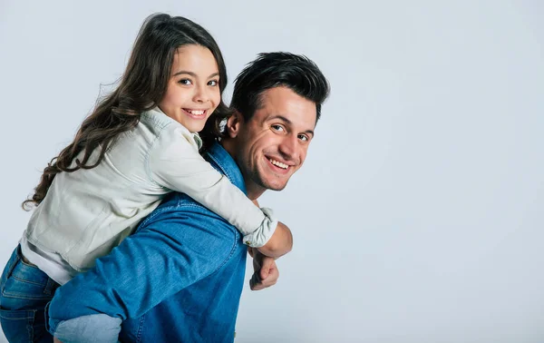 Feliz Padre Hija Abrazándose Sobre Fondo Blanco — Foto de Stock