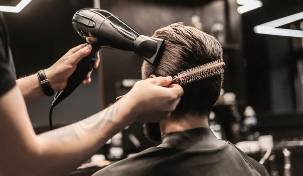 Fryzjer Robi Fryzurę Dla Swojego Klienta Człowiek Salonie Fryzjerskim — Zdjęcie stockowe