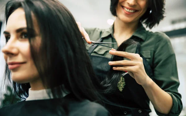 Peluquería Femenina Sonriendo Haciendo Peinado Mujer Joven Salón Belleza — Foto de Stock