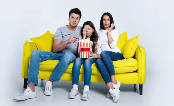 Ευτυχισμένη Οικογένεια Βλέποντας Τηλεόραση Στο Σπίτι Ποπ Κορν Κάθεται Κίτρινο — Φωτογραφία Αρχείου
