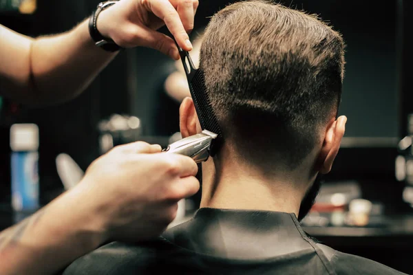 Peluquería Haciendo Peinado Para Cliente Hombre Barbería —  Fotos de Stock
