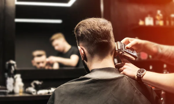 Peluquería Haciendo Peinado Para Cliente Hombre Barbería —  Fotos de Stock