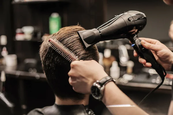 Kapster Maakt Kapsel Voor Zijn Cliënt Man Bij Kapper — Stockfoto