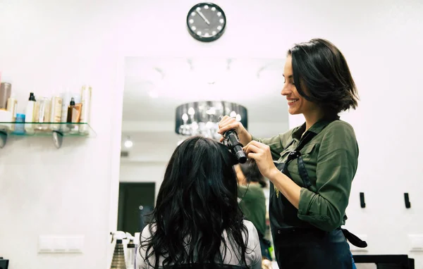 Kadın Kuaför Gülümsüyor Kuaförde Genç Bir Kadına Saç Stili Yapıyor — Stok fotoğraf