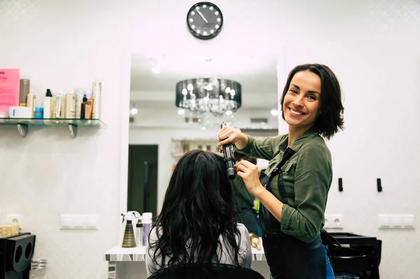 Žena Kadeřnice Úsměvem Dělat Účes Mladou Ženu Salonu Krásy — Stock fotografie