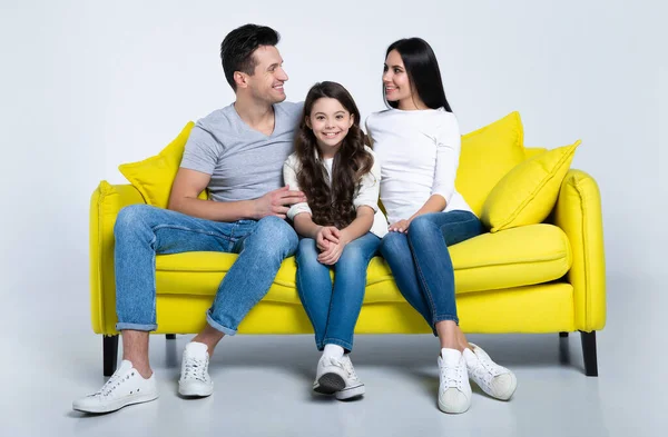 Retrato Feliz Jovem Família Sentada Sofá Amarelo — Fotografia de Stock