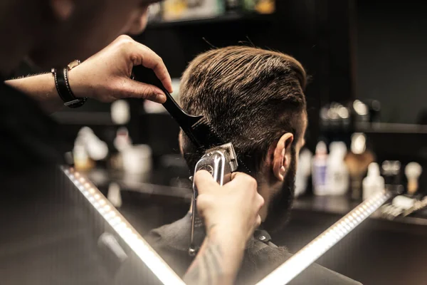 Peluquería Haciendo Peinado Para Cliente Hombre Barbería —  Fotos de Stock