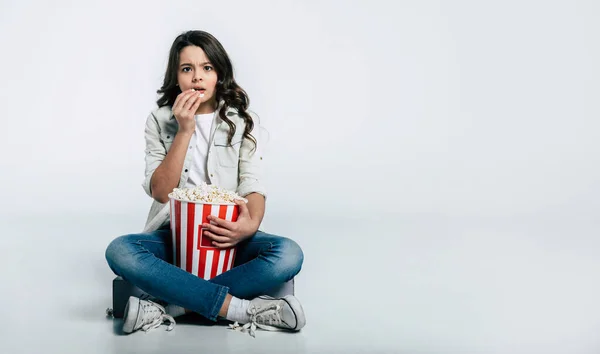 Menina Sentada Chão Com Pipocas Assistindo Filmes Fundo Branco — Fotografia de Stock