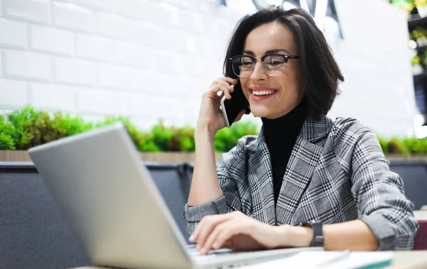 Retrato Una Mujer Negocios Bastante Joven Lugar Trabajo — Foto de Stock