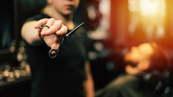 Kuaför Müşterisi Için Saç Stili Yapıyor Berber Dükkanındaki Adam — Stok fotoğraf