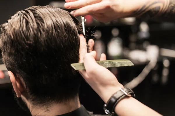 Parrucchiere Facendo Acconciatura Suo Cliente Uomo Barbiere — Foto Stock