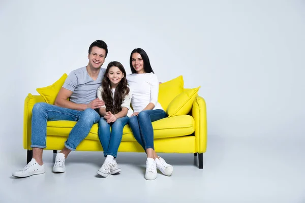 Πορτρέτο Της Χαρούμενης Νεαρής Οικογένειας Κάθεται Κίτρινο Καναπέ — Φωτογραφία Αρχείου