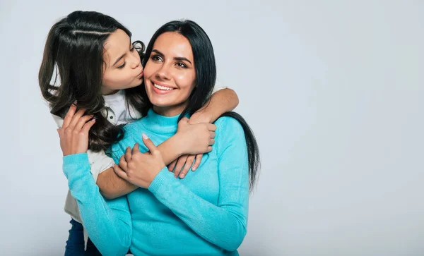 Jóvenes Amigos Felices Abrazando Sonriendo Mientras Están Pie Juntos —  Fotos de Stock