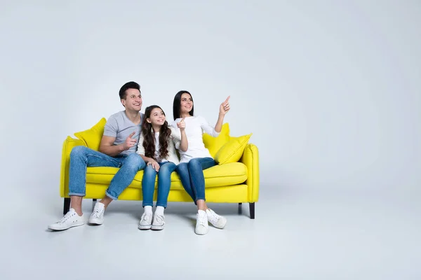 Retrato Feliz Jovem Família Sentada Sofá Amarelo — Fotografia de Stock