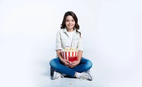 Meisje Zitten Vloer Met Popcorn Films Kijken Witte Achtergrond — Stockfoto