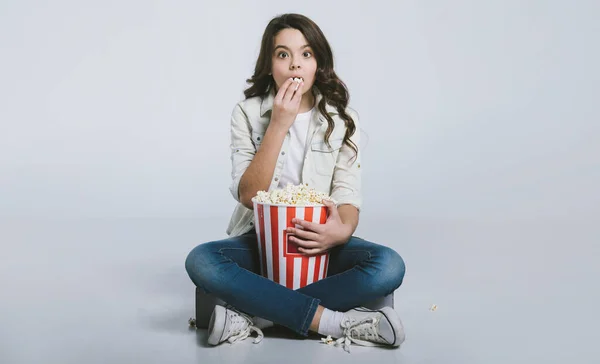 Ragazza Seduta Sul Pavimento Con Popcorn Guardare Film Sfondo Bianco — Foto Stock