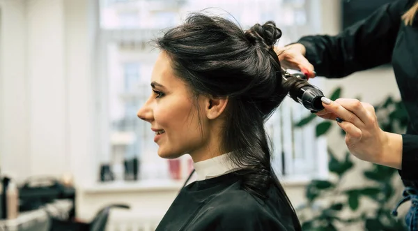 Cabeleireiro Feminino Fazendo Penteado Para Jovem Mulher Salão Beleza — Fotografia de Stock