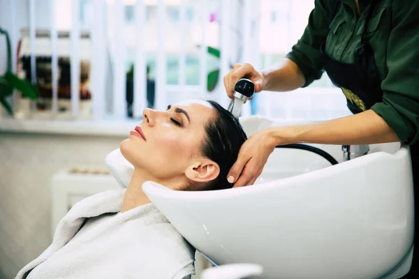 Peluquería Lavando Cabeza Cliente Mujer Una Peluquería — Foto de Stock