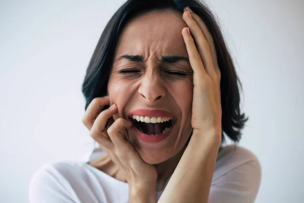 Foto Close Uma Mulher Com Transtorno Bipolar Que Está Gritando — Fotografia de Stock