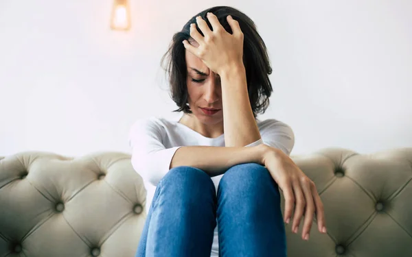 Kepalaku Pusing Foto Close Seorang Wanita Muda Yang Duduk Sofa — Stok Foto