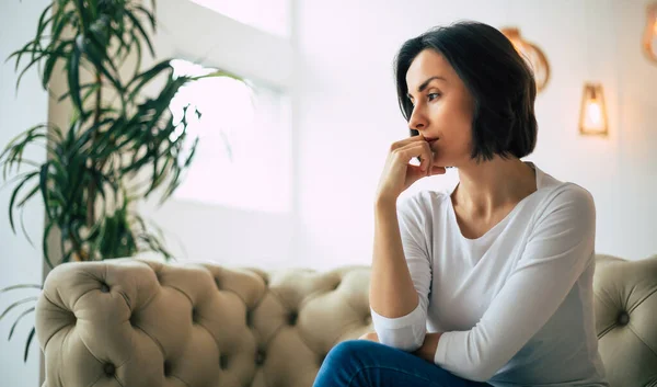 Thinking Thoughts Close Photo Serious Woman Who Sitting Couch Her — Stock Photo, Image