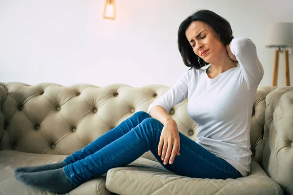 Síntomas Distensión Cervical Joven Dama Está Sentada Casa Sofá Tocando — Foto de Stock