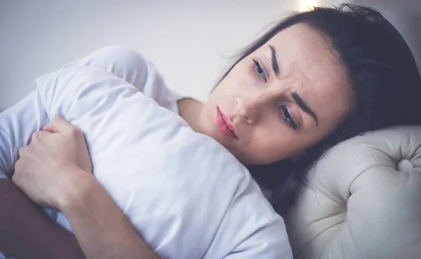 Enfermedad Foto Cerca Una Niña Enferma Que Está Acostada Cama — Foto de Stock