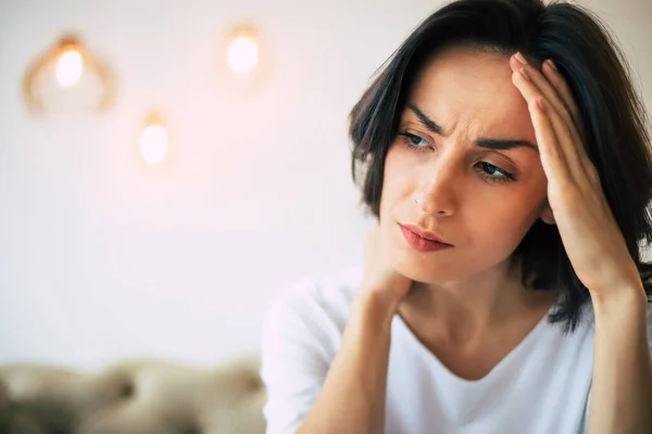 Dolor Cabeza Por Tensión Foto Cerca Una Mujer Apuros Que —  Fotos de Stock