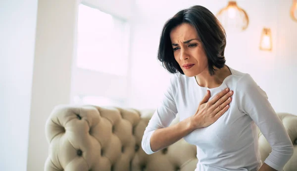 Pression Dans Poitrine Photo Gros Plan Une Femme Stressée Qui — Photo