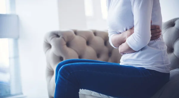 Indigestión Foto Cerca Las Manos Mujer Sosteniendo Estómago Mientras Sufre — Foto de Stock