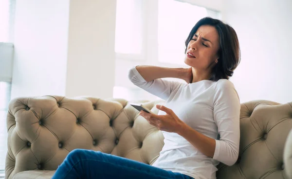 Tensione Muscolare Foto Laterale Una Bella Donna Seduta Sul Suo — Foto Stock