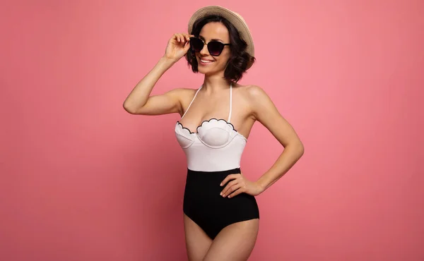 Schöne Trendige Fitte Frau Badebekleidung Hut Und Sonnenbrille Während Sie — Stockfoto