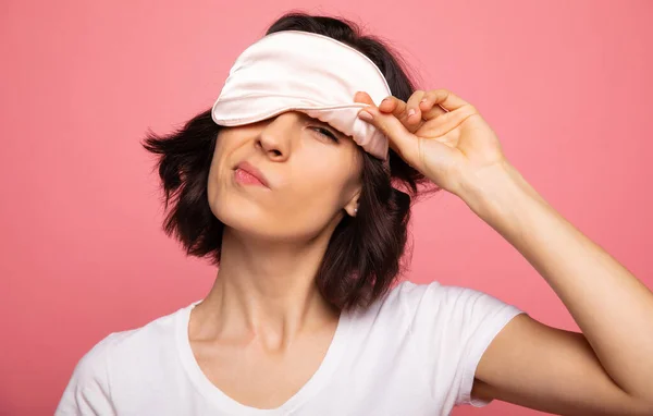 Hora Dormir Foto Cerca Una Joven Somnolienta Que Está Mirando — Foto de Stock