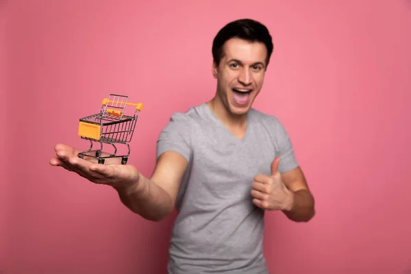 Escolha Nosso Supermercado Foto Close Homem Animado Uma Camiseta Cinza — Fotografia de Stock