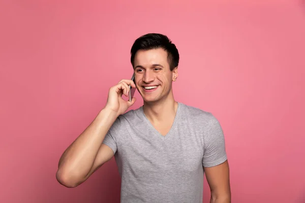 Fachsimpeln Nahaufnahme Eines Überglücklichen Jungen Mannes Shirt Der Telefon Spricht — Stockfoto