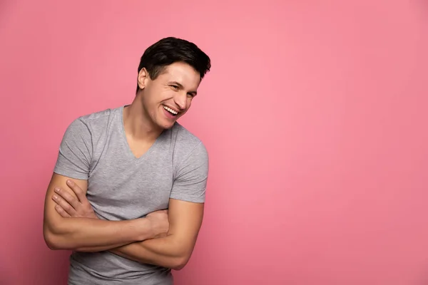 Rindo Uma Piada Foto Close Homem Feliz Forte Uma Camiseta — Fotografia de Stock