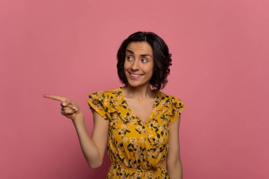 Şaka yapıyordum. Sarı elbiseli hoş bir genç bayanın yakın plan fotoğrafı. Soluna bakıyor ve gülümsüyor..